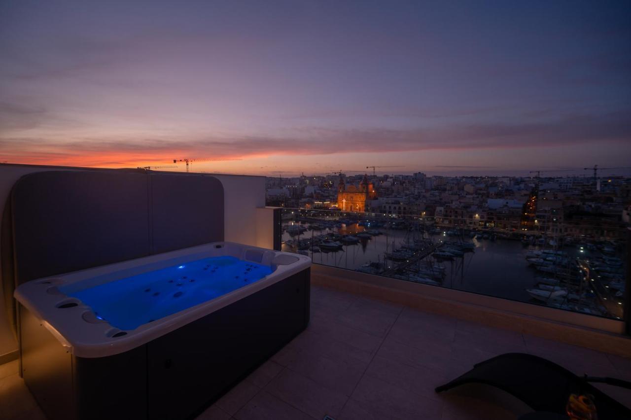 The Address Seafront Suites With Hot Tub Pietà Екстериор снимка